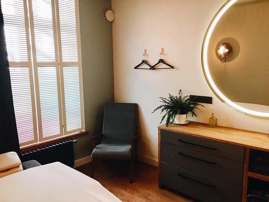 Массажный кабинет студии Power Style: кушетка, кресло, зеркало с подсветкой